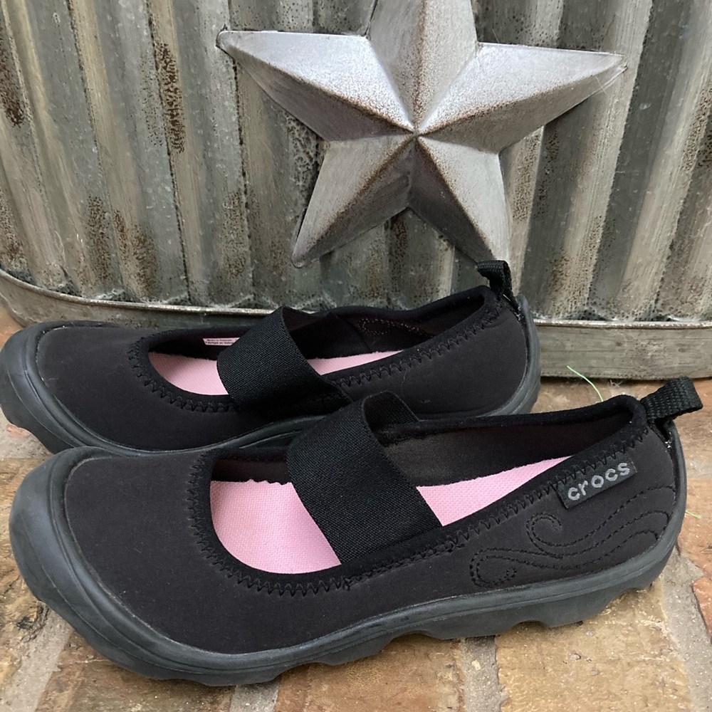 BLACK CANVAS CROCS.